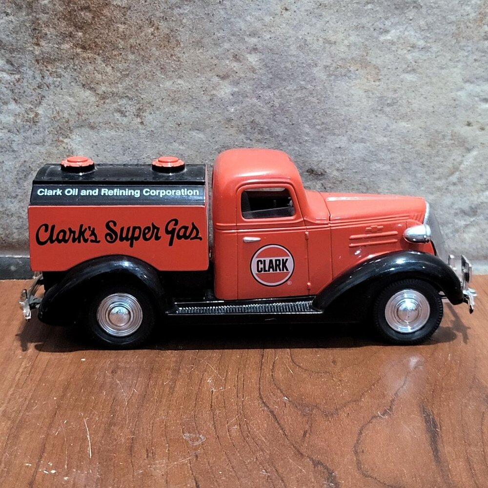 1937 Chevy Tanker Clarks Super Gas Lockable  Metal Coin Vehicle Bank 1:25 Scale